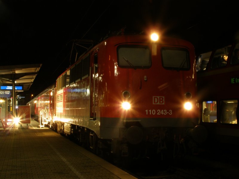 110 243 mit dem Stiebel-Eletronzug in Karlsruhe.
