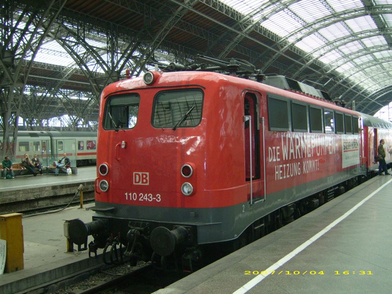 110 243 mit dem Wrmepumpen-Werbezug in Leipzig Hauptbahnhof. 04.10.2007