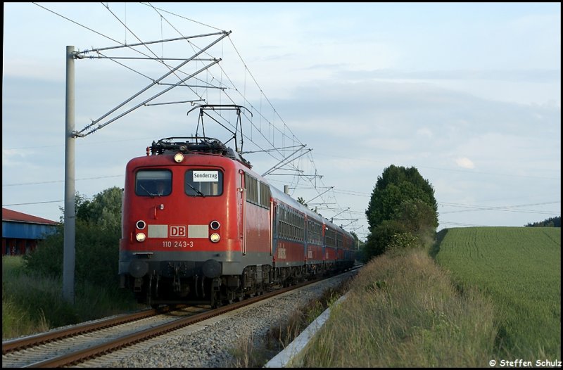 110 243 mit einem Kreuzfahrer-Sonderzug aus Berlin nach  Warnemnde.Aufgenommen  am 21.06.09 in Gragetopshof.