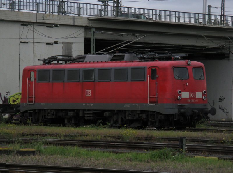 110 243 steht am 17.10.09 in Frankfurt(Main).(Bild wurde von einer ffentlichen Strae aufgenommen)