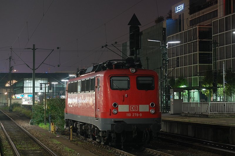 110 278 steht am spten Abend des 11.10.08 abgebgelt in Stuttgart Hbf.