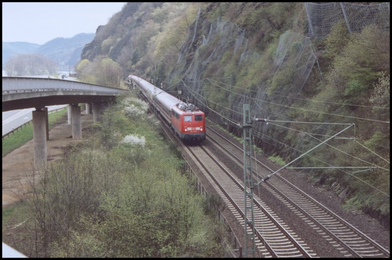 110 278 zieht einen Sonderzug im Sommer 2006 richtung Koblenz.
Hier in Boppard-Hirzenach.