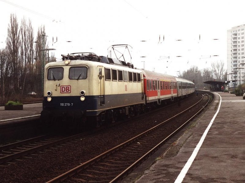 110 279-7 mit RE 5 Rhein-Express 11139 Koblenz-Emmerich auf Bahnhof Wesel am 1-4-2000. Bild und scan: Date Jan de Vries.