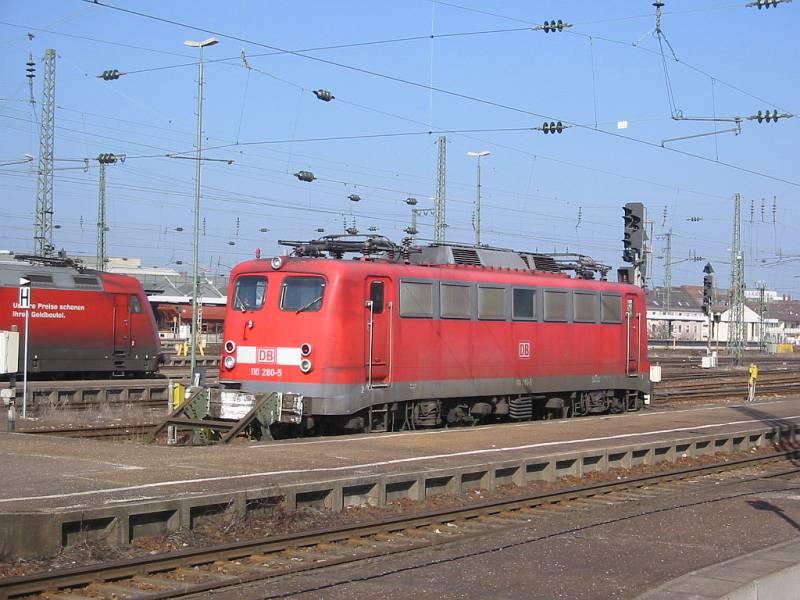 110 280 abgestellt in Karlsruhe Hbf. Die Aufnahme stammt vom 19.03.2006. 