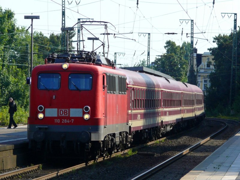 110 284-7 mit einem Euroexpress Sonderzug bei der Durchfahrt in Recklinghausen 18.8.2009