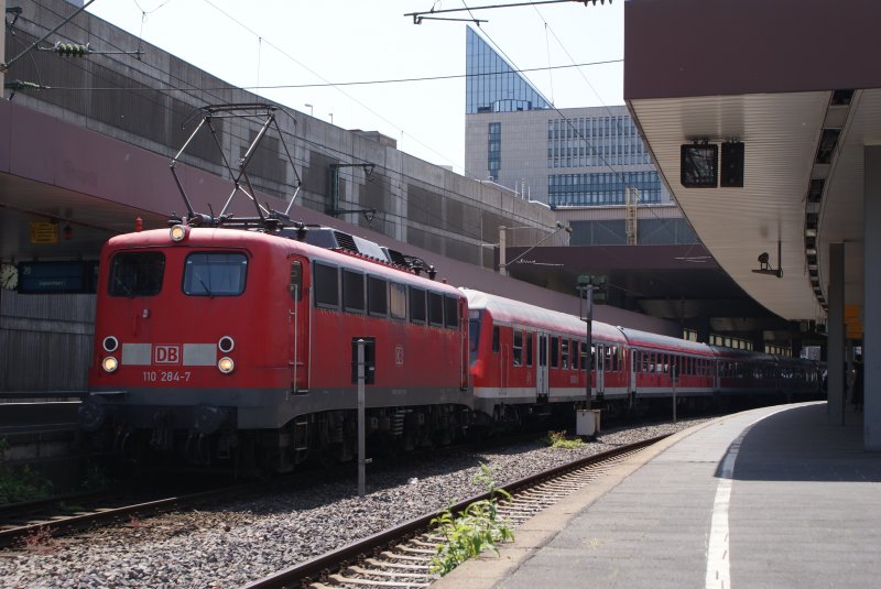 110 284-7 mit einem Sdz von Dsseldorf nach Rostock in Dsseldorf Hbf am 24.05.2009