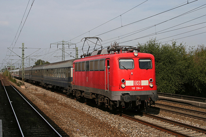 110 284 mit dem Wiesn Sonderzug DZ 2614 am 03.10.2009 in Mnchen-Langwied.