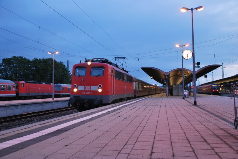 110 284 mit ihrem Sonderzug von Coburg nach Fidenza erreicht gerade Lichtenfels. 10.05.2009