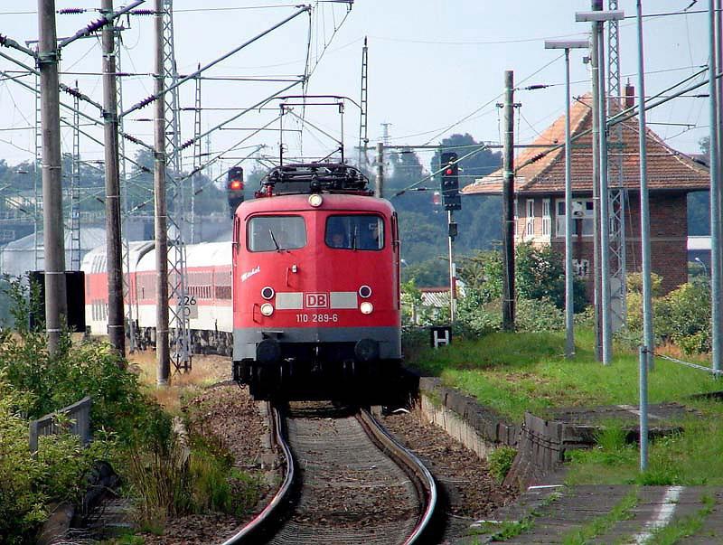 110 289-6 fhrt mit dem NZ1949 (nach Binz)in den Bahnhof Stralsund - Rgendamm ein.  (am 26.08.05) 