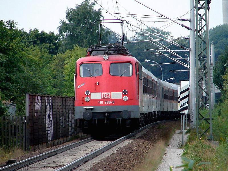 110 289-6 kommt mit dem NZ1949 aus Hagen und nhert sich dem Hauptbahnhof Stralsund.   (am 28.08.05) 