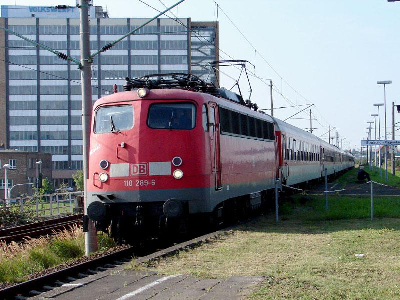 110 289-6 (NZ1949) bei der Einfahrt in den Bhf Stralsund - Rgendamm.  (am 14.09.05) 