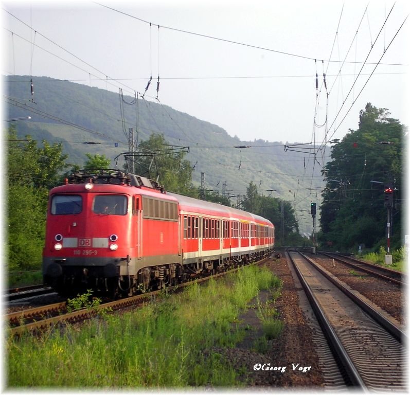 110 295-3 erreicht mit dem morgendlichen RE Koblenz Hbf - Mannheim Hbf den Bahnhof Bullay. 05.06.07