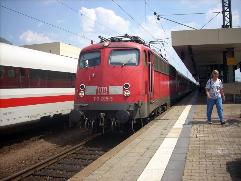 110 295 stand am 8.6.07 in Mannheim und wartete mit ihrem RB auf die Abfahrt.