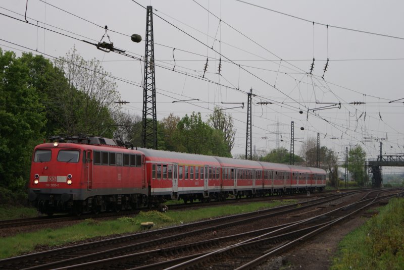 110 300-1 mit einem RE in Mainz Bischofsheim am 16.04.2009