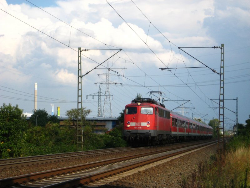 110 300 als RegionalExpress unterwegs von Mainz in Richtung Bingen im August 2009. Aufgenommen bei Mainz.