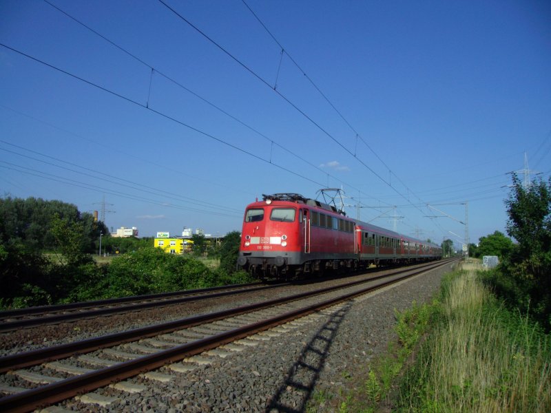 110 300 im Juni 2008 unterwegs mit einem RegionalExpress in Richtung Bingen. Aufgenommen bei Mainz-Mombach, Juni 2008.
