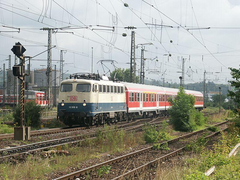 110 306-8 am 13.07.2004 mit RB 19825 (Lauda-Stuttgart)
bei der Einfahrt nach Bietigheim-Bissingen.
