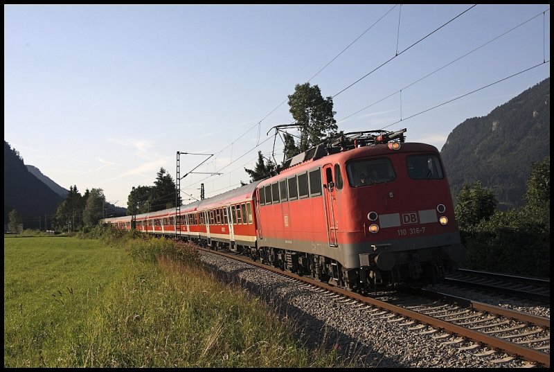 110 316 legt sich mit dem RE 30105 nach Kufstein in die Kurve. (29.07.2009)
