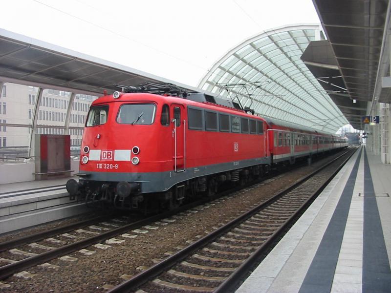 110-320 mit ihrem RE nach Trier am 22.7.2005 beim Halt in Ludwigshafen Mitte.