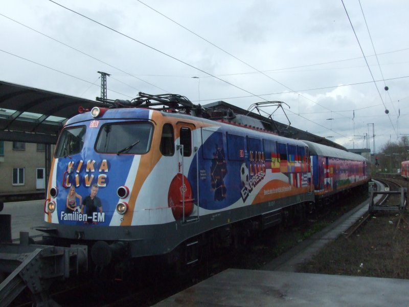110 321 ist am 06.04.08 mit ihrem Kika Live EM Zug in Mainz Hbf auf Gleis 11