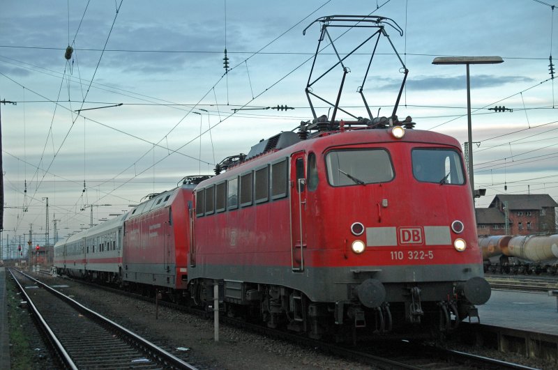 110 322 am letzten Tag ihres Dienstlebens in Ostbayern am Morgen des 8.12.07 mit RE aus Mnchen kommend bei der Einfahrt in Plattling. Nachdem die Fahrgste den Zug verlassen hatten, fuhr er weiter als Leerreise nach Passau.