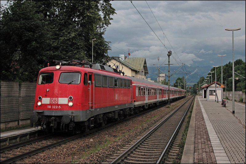 110 322 wartet mit dem RE 30107 auf die Weiterfahrt nach Kufstein. (03.07.2008)
