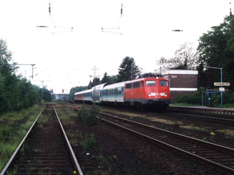 110 324-1 mit RegionalExpress Bremen-Hamburg auf Bahnhof Ottersberg am 14-05-1999. Bild und scan: Date Jan de Vries.