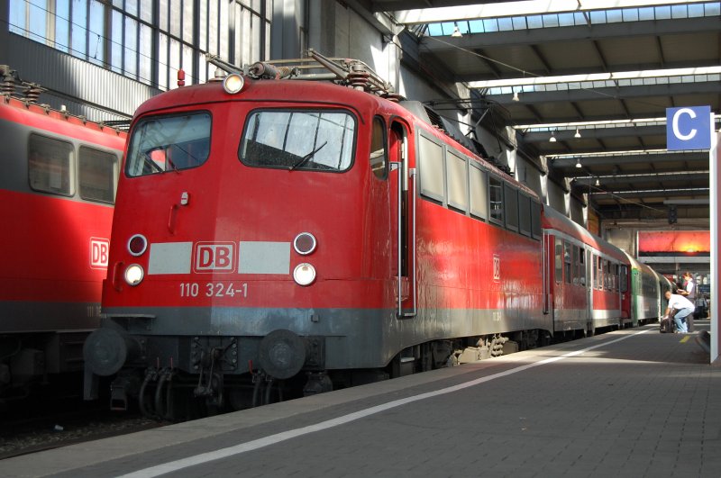 110 324-1 stand am 15.08.07 mit einem RegionalExpress nach Praha hl.n. im Mnchener HBF zu Abfahrt bereit.