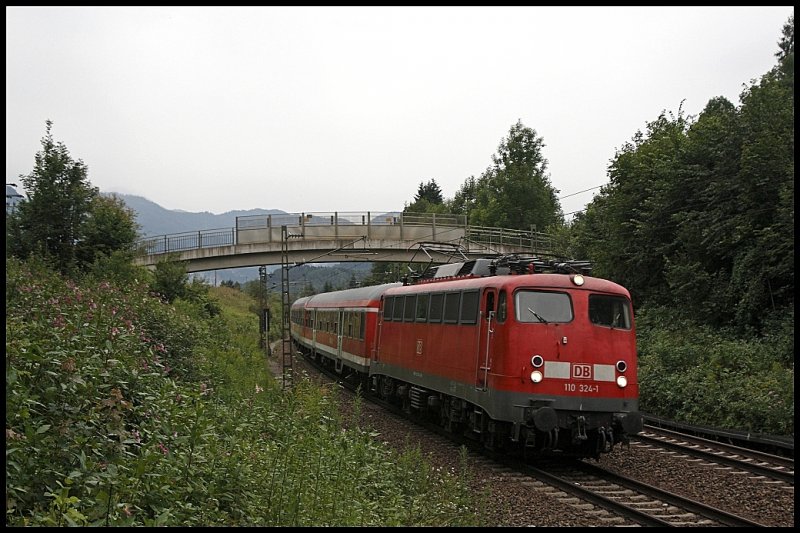 110 324 (9180 6110 324-1 D-DB) ist mit dem RB 30114 auf dem Weg nach Rosenheim. (30.07.2009)