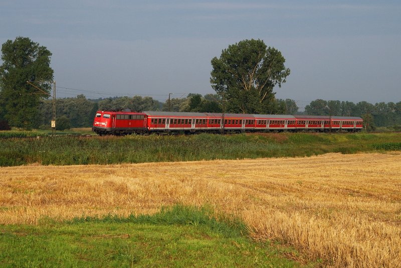110 324 mit RE 37055 bei Hattenhofen (29.07.2008)
