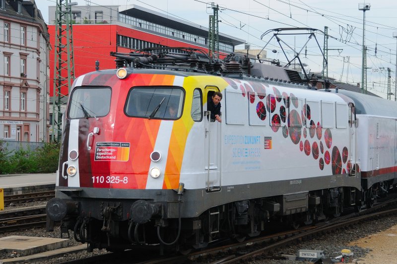 110 325-8  SciencExpress , die Eine (...von zweien), im Lokportrait. (Frankfurt/M, 27.04.09)
