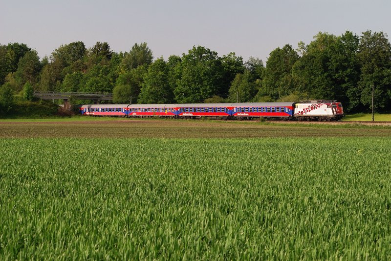110 325 (Expetition Zukunft) mit DZ 2661 vor Walleshausen (24.05.2009)