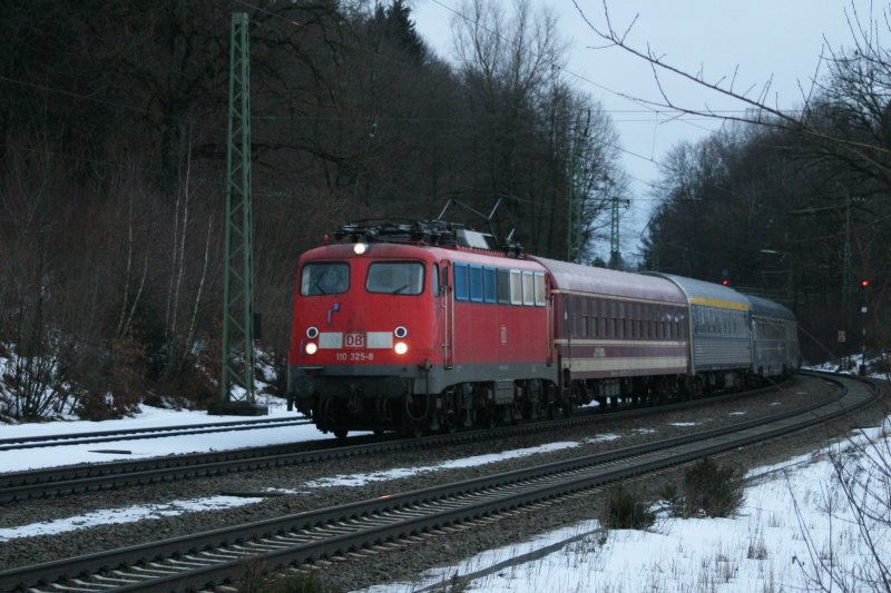 110 325 mit DZ 13217 (Utrecht – Bischofshofen) am 28.02.2009 in A�ling.