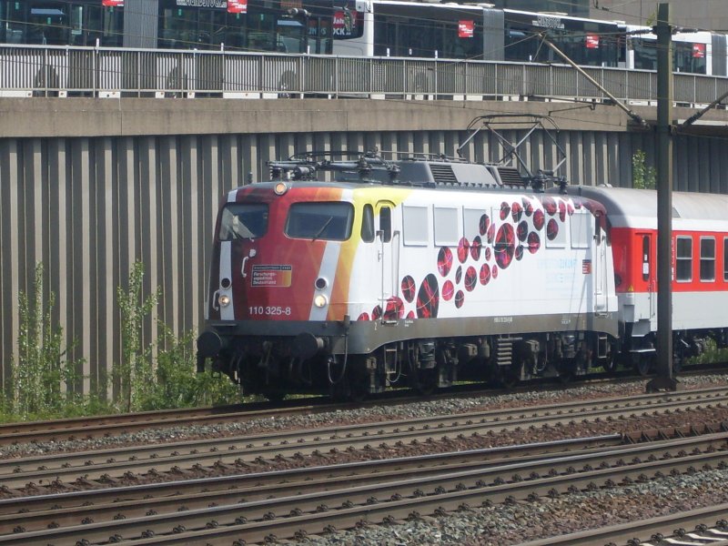 110 325  Science Express  mit DZ 2690 aus Passau in Hannover Messe/Laatzen