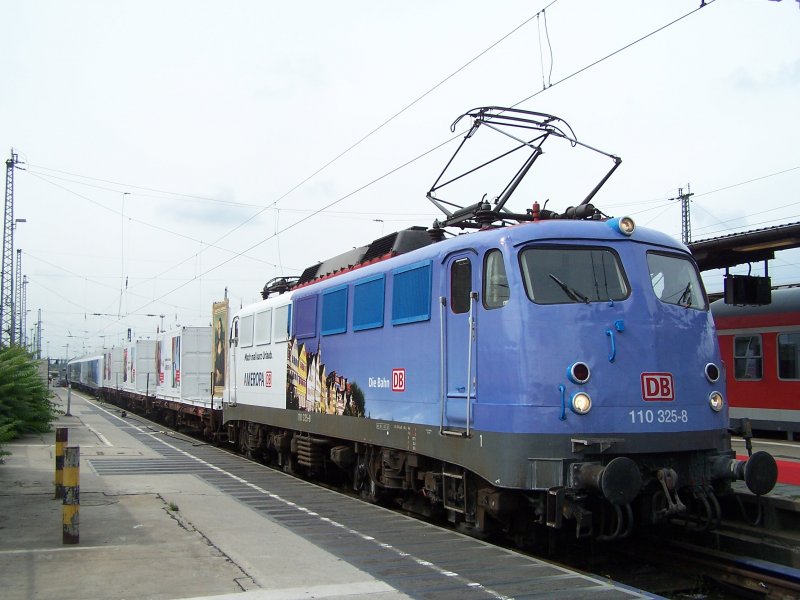 110 325 steht am Nachmittag des 28.08.2007 mit ihrem Ameropawerbezug in Frankfurt Hbf am Bahnsteig bereit