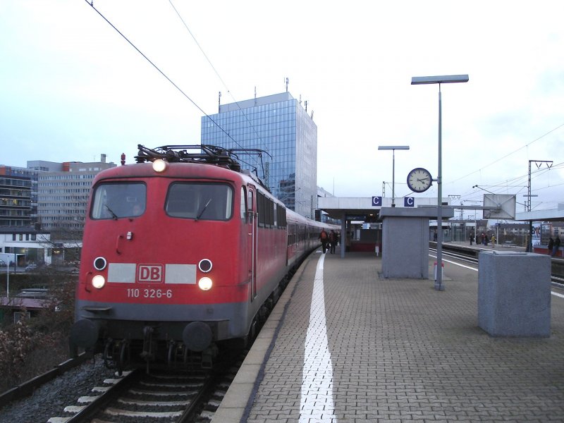 110 326-6 steht im Winter 2006 abfahrtbereit im Bahnhof 
Ffm-Niederrad. Die Fahrt geht nach Mannheim Hbf.