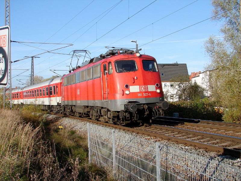 110 327-4 vor dem NZ1949 a.Hagen. Kurtz vor der Einfahrt in den Bhf Stralsund. am 06.11.2005
