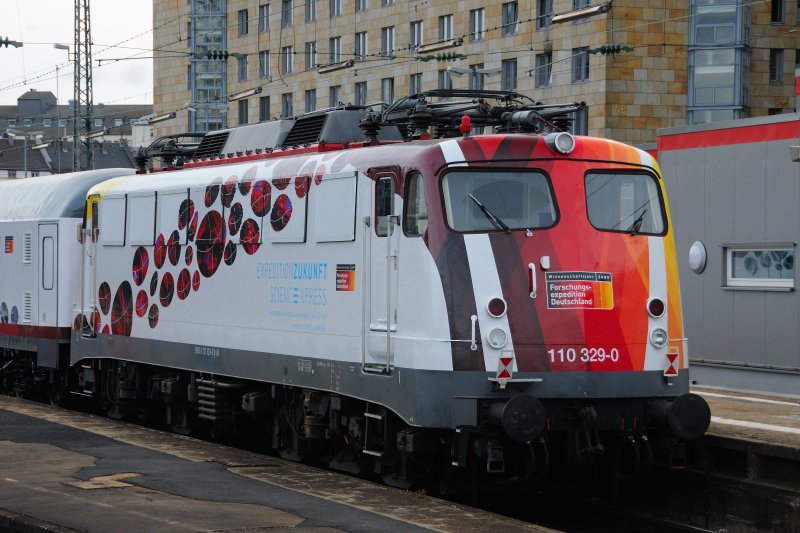 110 329-0 des  SciencExpress , die zweite Expeditionslok, im Lokportrait. (Frankfurt/M, 27.04.09).