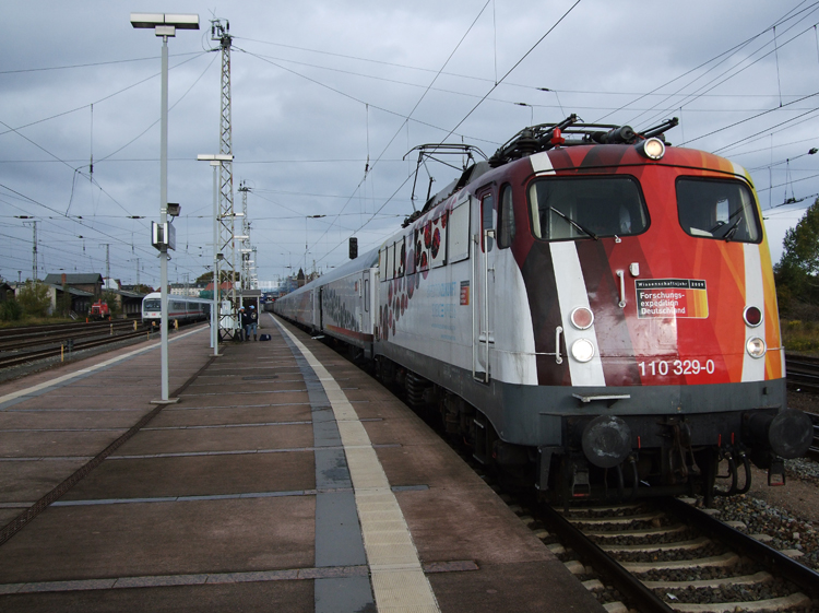 110 329-0 macht mit dem SciencExpress auf ihrer groen Deutschland Tour auch im Bahnhof Stralsund Station.
(18.10.09)