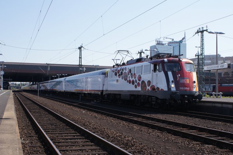 110 329-0 mit dem Science Express in Dsseldorf Hbf am 24.05.2009