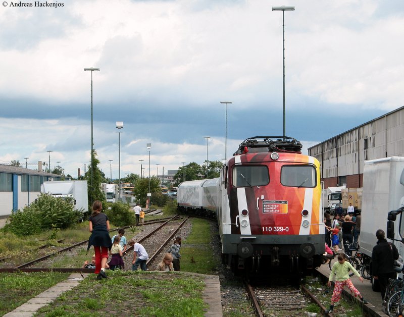 110 329-0 mit Science Express im Freiburger Gterbahnhof Nord 19.7.09