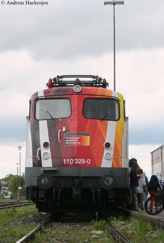 110 329-0 mit Science Express im Freiburger Gterbahnhof Nord 19.7.09