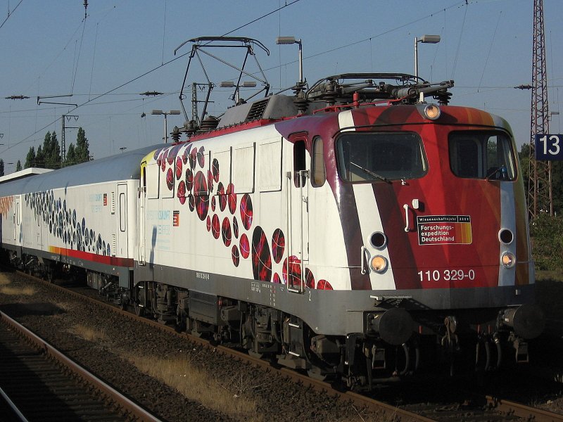 110 329 bringt den SciencExpress am 19.08.2009 in den Hauptbahnhof von Oberhausen