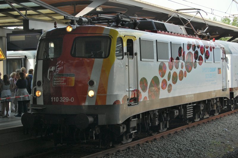 110 329 (Exedition Zukunft) am 10.5.2009 in Hannover Messe/Laatzen. Leider stand der Zug supoptimal abgestellt.