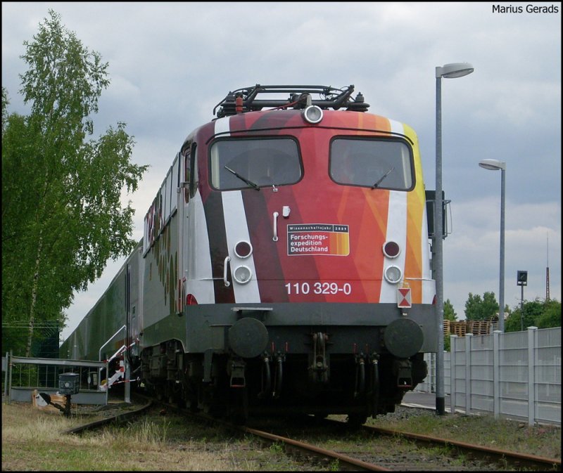 110 329 mit dem Science Express  Expedition Zukunft  im Bahnhof Jlich, wegen der fehlenden Oberleitung wurde der Zug von 246 001 ab Dren aus gezogen, leider stand die Lok unfotografierbar und von DB Sicherheit bewacht am Zugschluss. 4.6.2009