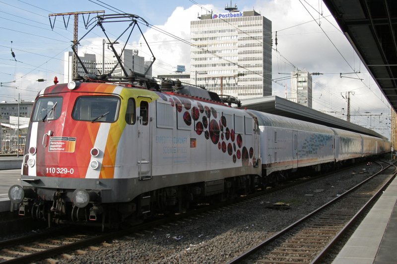 110 329 (Sienceexpress) steht am 12.9.09 in Essen Hbf