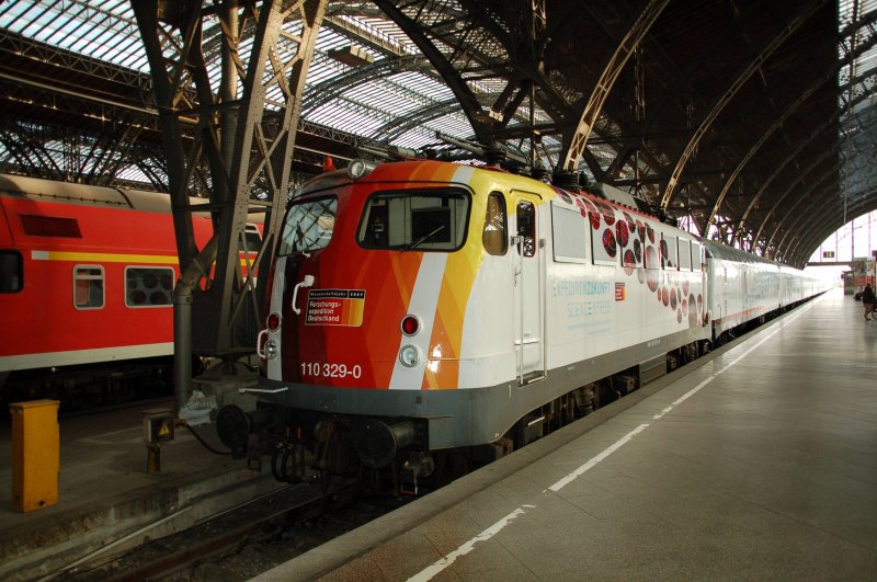 110 329 steht mit ihrem SciencExpress am 15.08. im Leipziger Hbf.