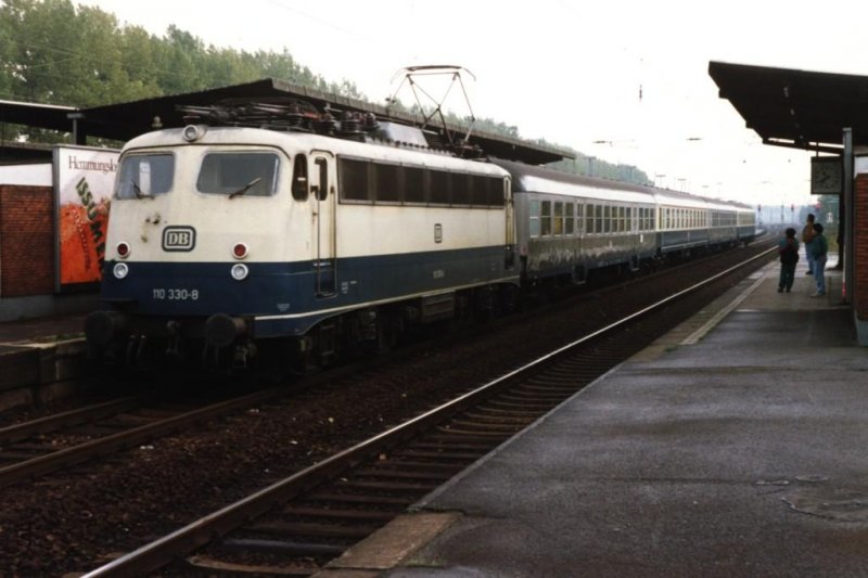 110 330-8 mit Nahverkehrszug 8130 Viersen-Kaldenkirchen auf Bahnhof Viersen am 21-10-1992. Bild und scan: Date Jan de Vries.