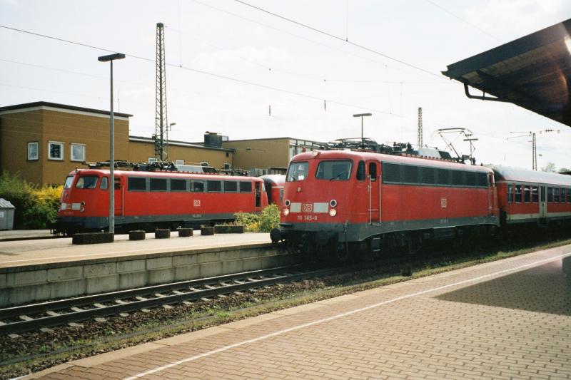 110 333 und 110 345 am 21.4.04 nach Fotografiert, da sonst nur 425/426 anwesend waren und die angek�ndigte 752 001 nach dem Unfall bei S��en nicht kam.