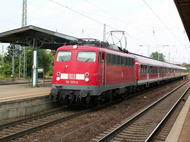 110 333 mit RE 4331 am 24.6.05 in Homburg Saar.